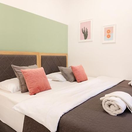 Design Sunny 2Bdr Apartment Near The City Center Zagreb Exterior photo